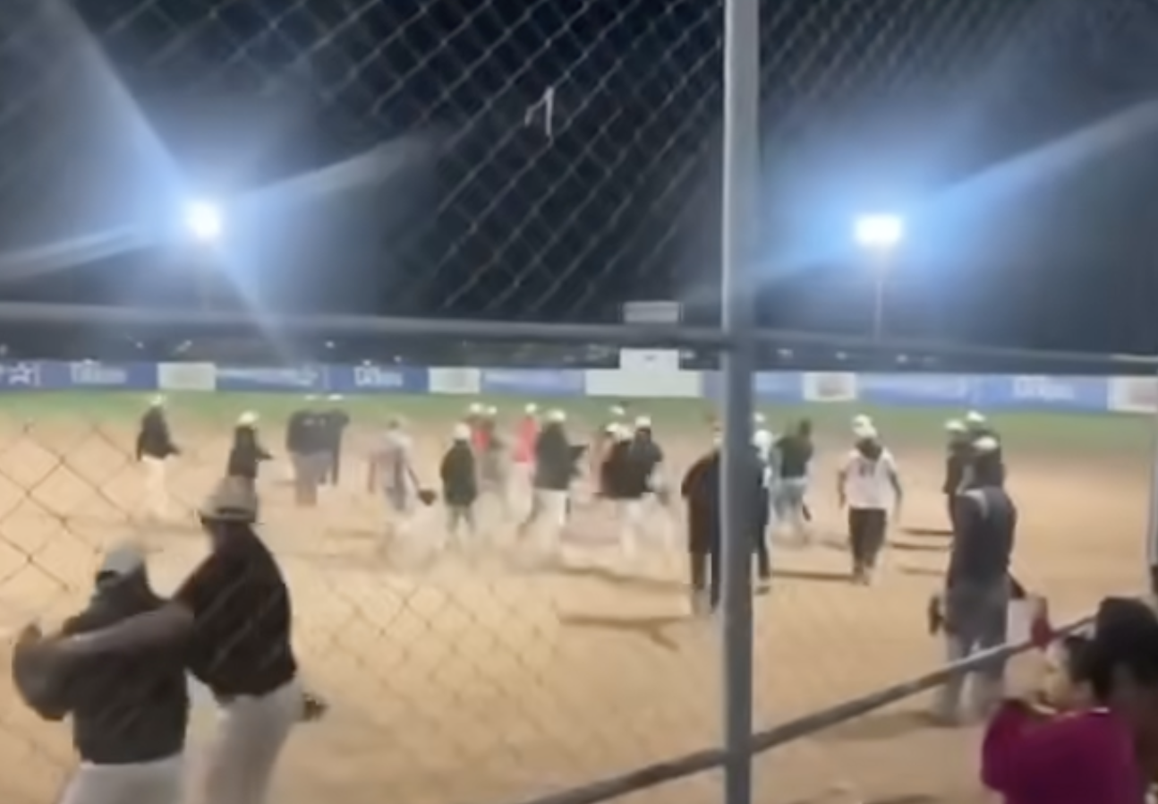 ???? ¡EXPULSADOS DE LA LIGA! ???? Dan de baja a equipos tras violenta riña en juego de softbol.