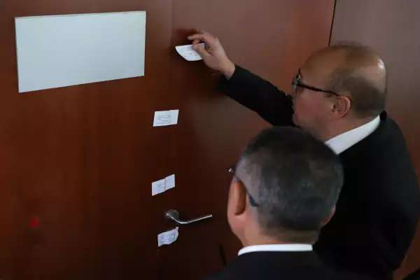 Clausuran salón de belleza dentro del Senado tras polémica