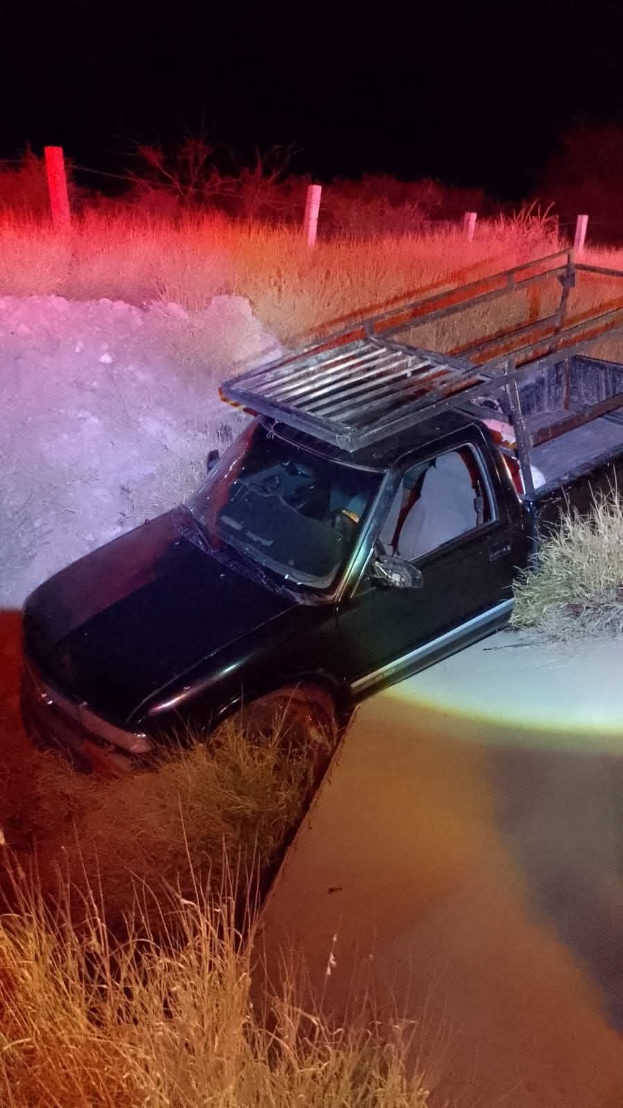 Conductor se bajó a orinar y su camioneta salió proyectada de la carretera