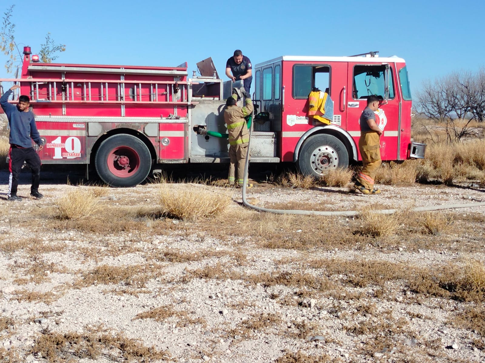 Arde hierba seca y basura junto a viviendas de Villa Bonita