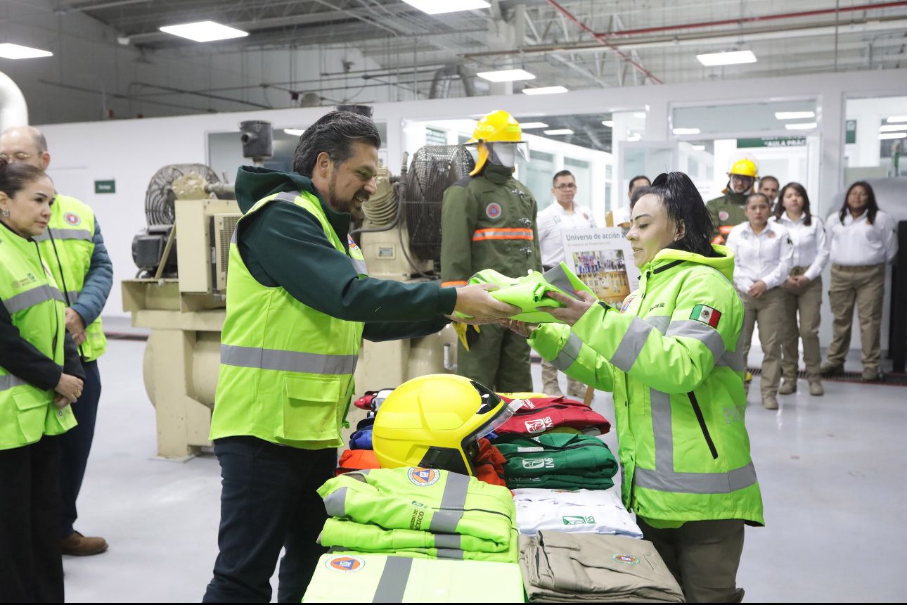 Zoé Robledo encabeza entrega de más de 100 mil uniformes y equipos de protección civil para brigadistas del IMSS