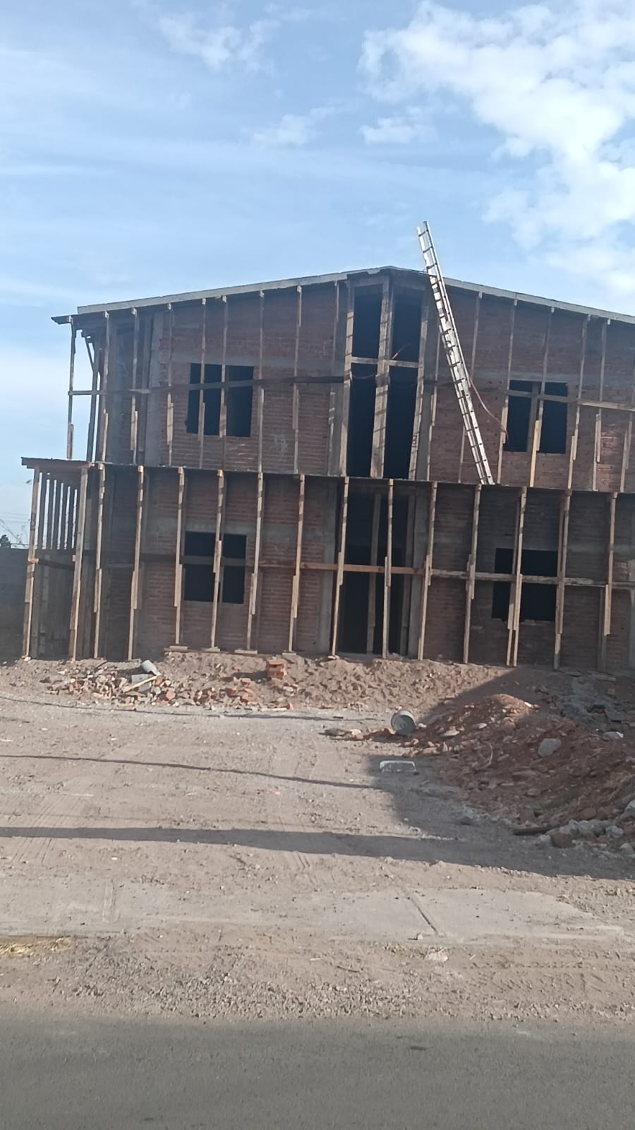 AUGE OFICIAL EN ROSALES!! Esta es la casa grande que construye José Andujo, alcalde de Rosales