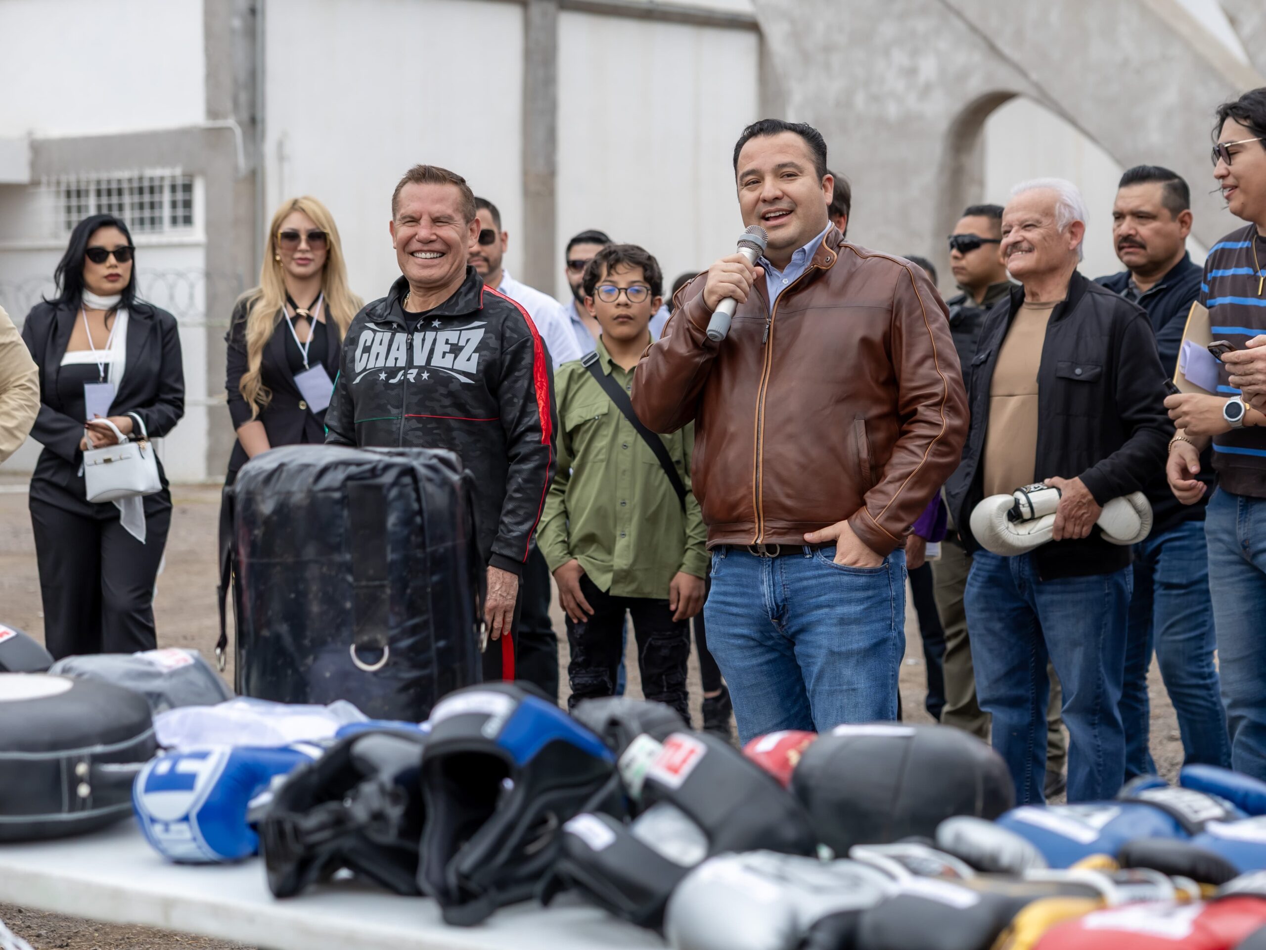 Develan busto del ídolo del boxeo mexicano JC Chávez en Delicias y ofrece plática motivacional