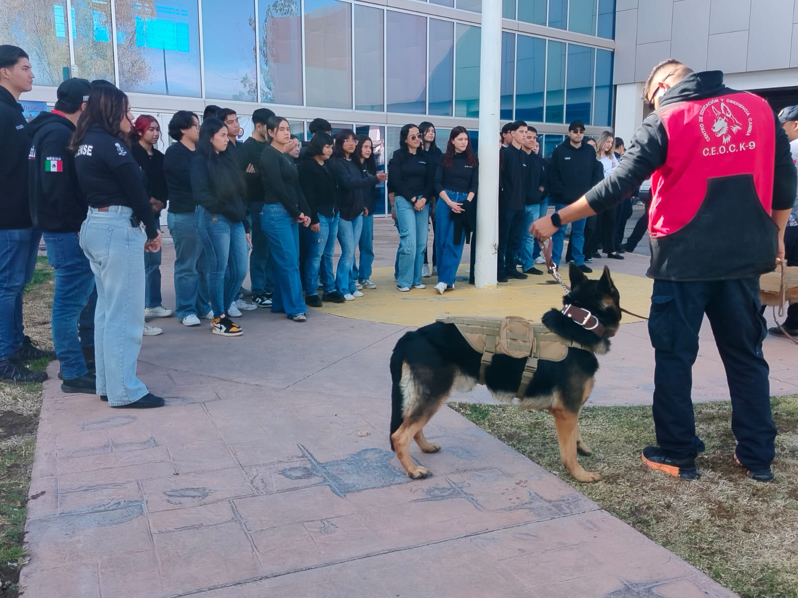 Estudiantes de Criminología visitan el Complejo de Seguridad; buscan ampliar su panorama profesional