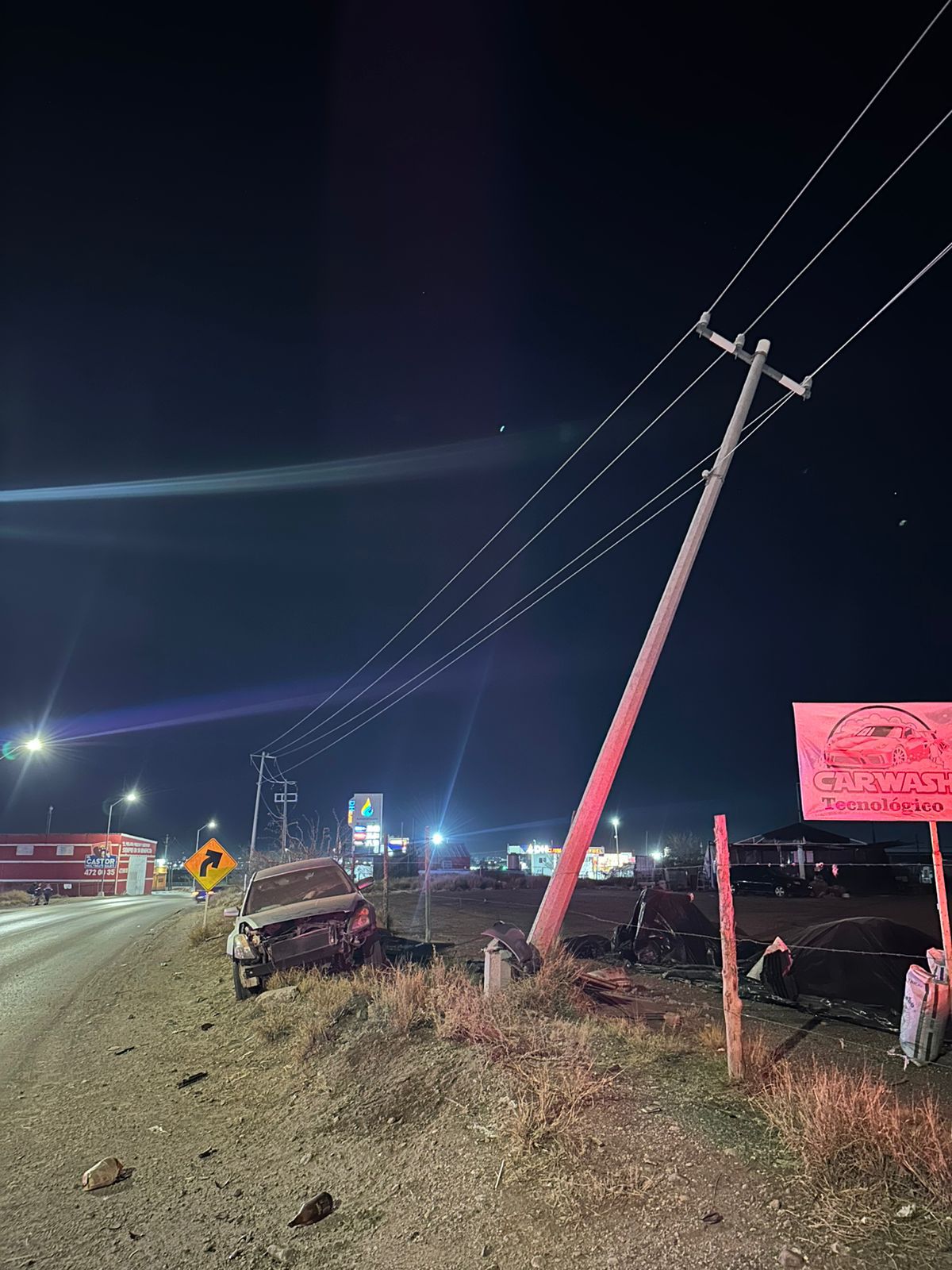 Gestiona Protección Civil Delicias ante CFE reparación de poste dañado tras accidente