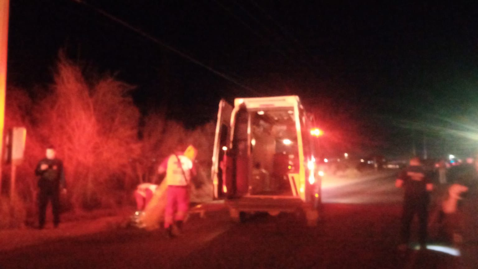 ????CHOCAN Y SE INCENDIA VEHÍCULO???? Dos lesionados en la carretera Delicias – Ortiz