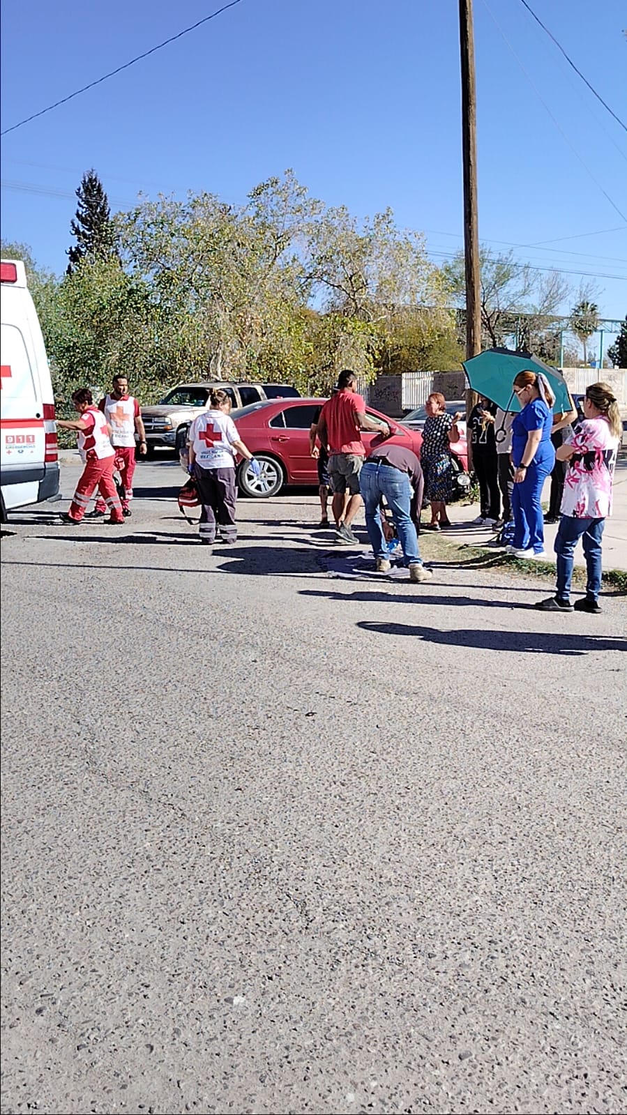 Un lesionado y daños de consideración dejó choque entre moto y auto