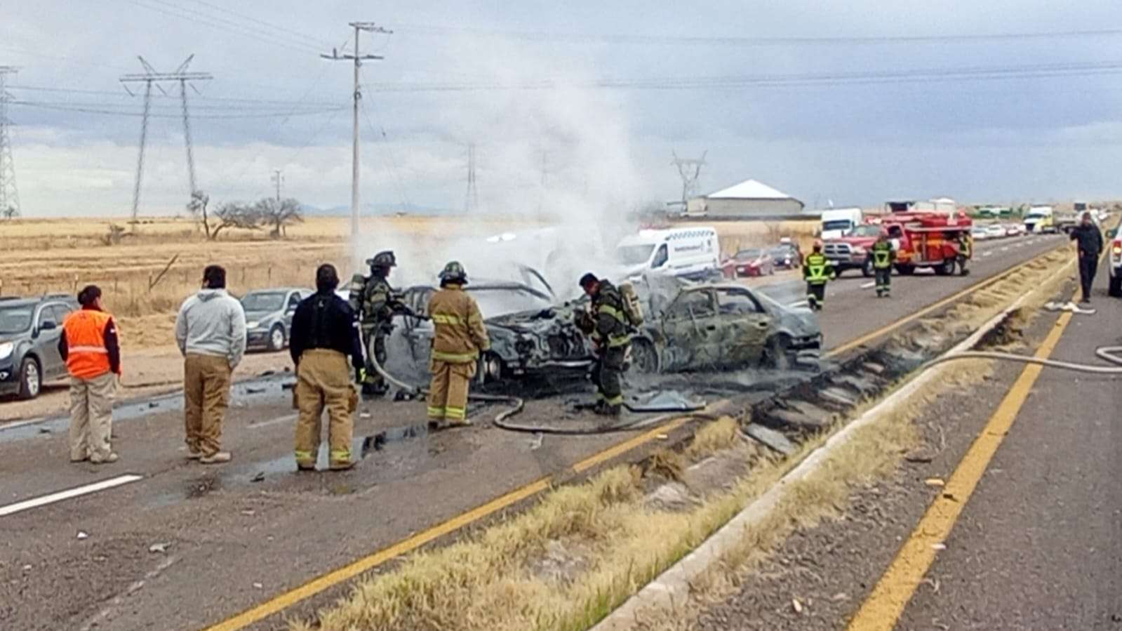 ¡TRAGEDIA EN LA CARRETERA! ???? Mueren tres personas calcinadas tras brutal choque de frente