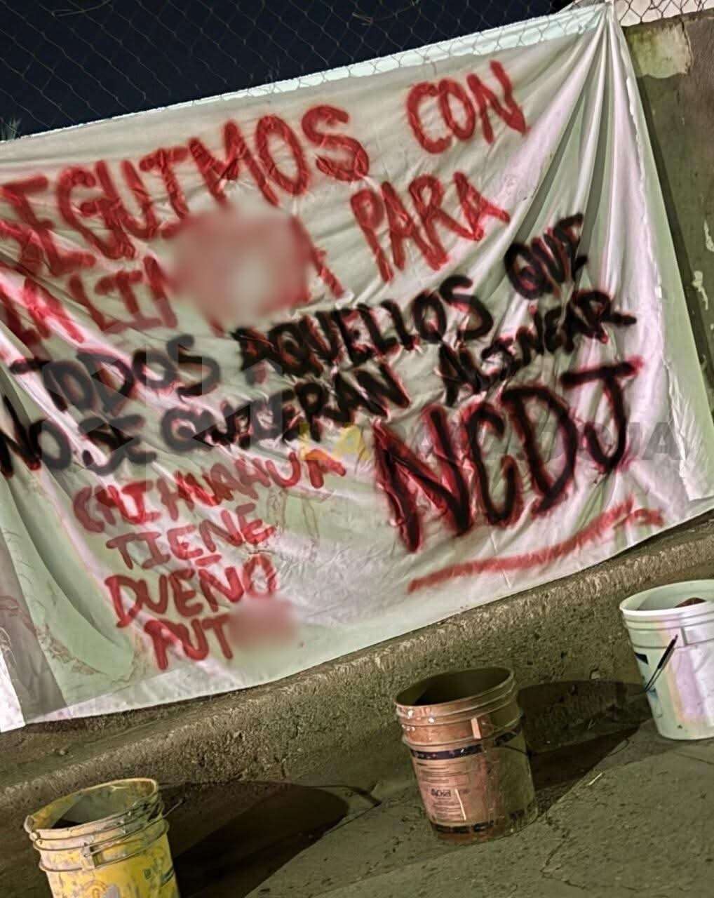 ¡MACABRO HALLAZGO! ???? Dejan narcomanta y cubetas con cabezas de animales en pleno panteón