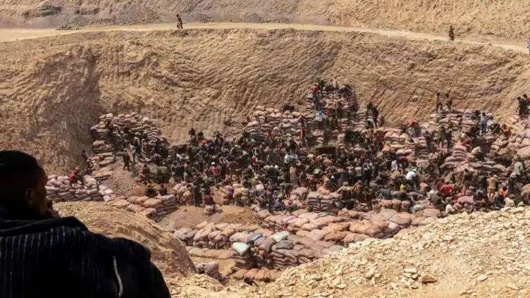 Colapso de mina deja al menos 200 muertos