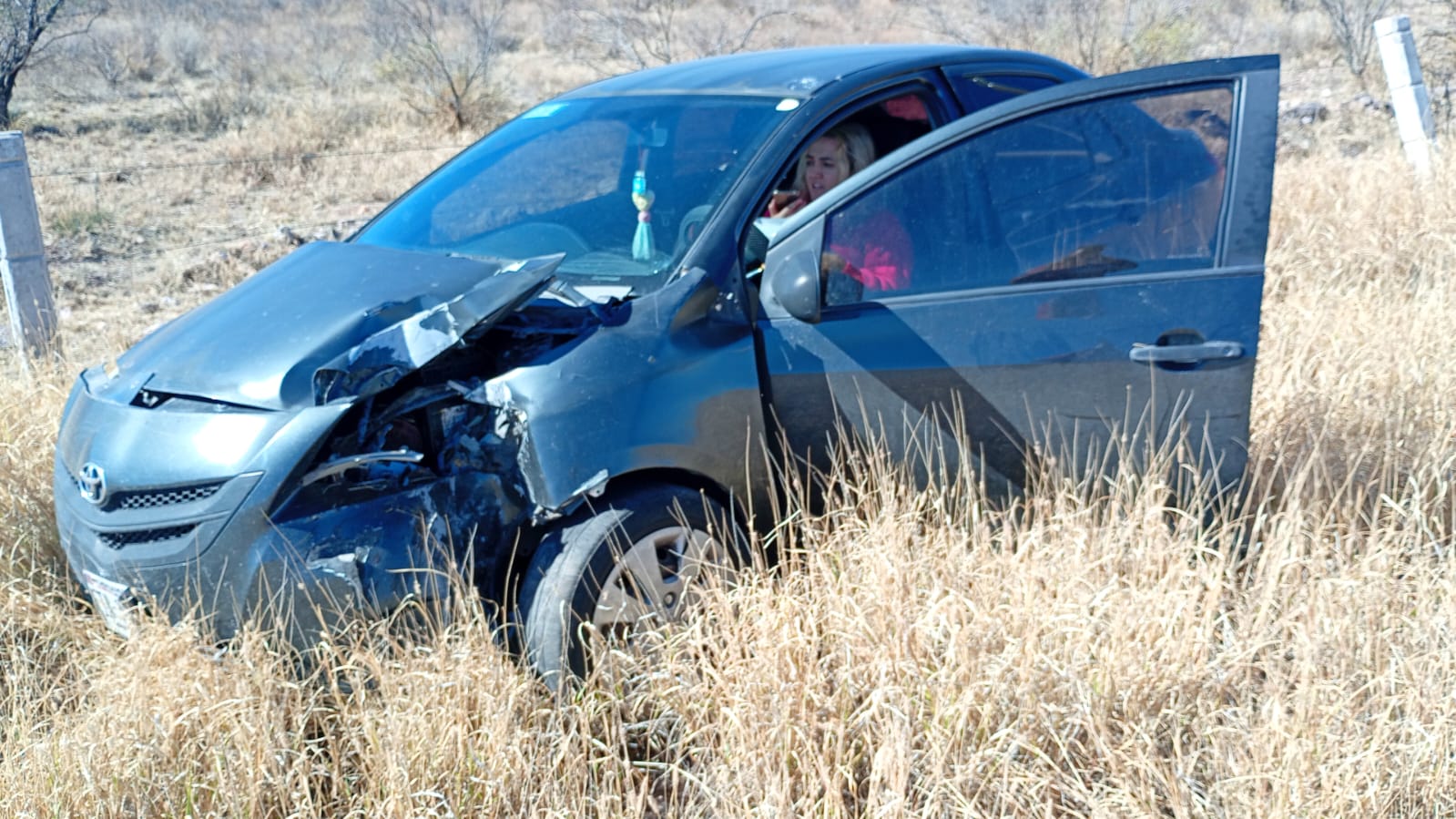 ¡MILAGRO EN LA CARRETERA! ???? Deliciense destroza su auto contra poste de la CFE; así quedó el vehículo
