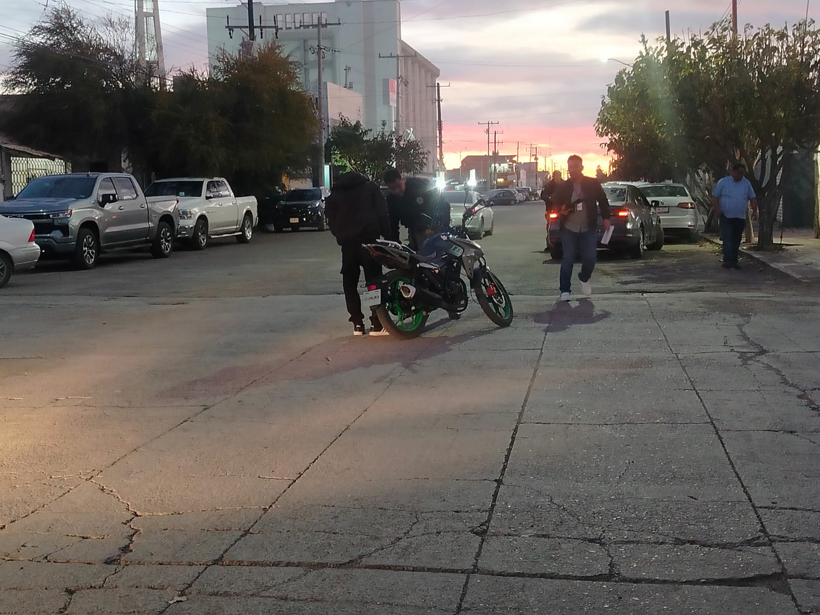 ???? ¡A ESPALDAS DE LA PRESIDENCIA! ???? Joven de 17 años queda tendido tras fuerte choque en la Calle 1a. ????