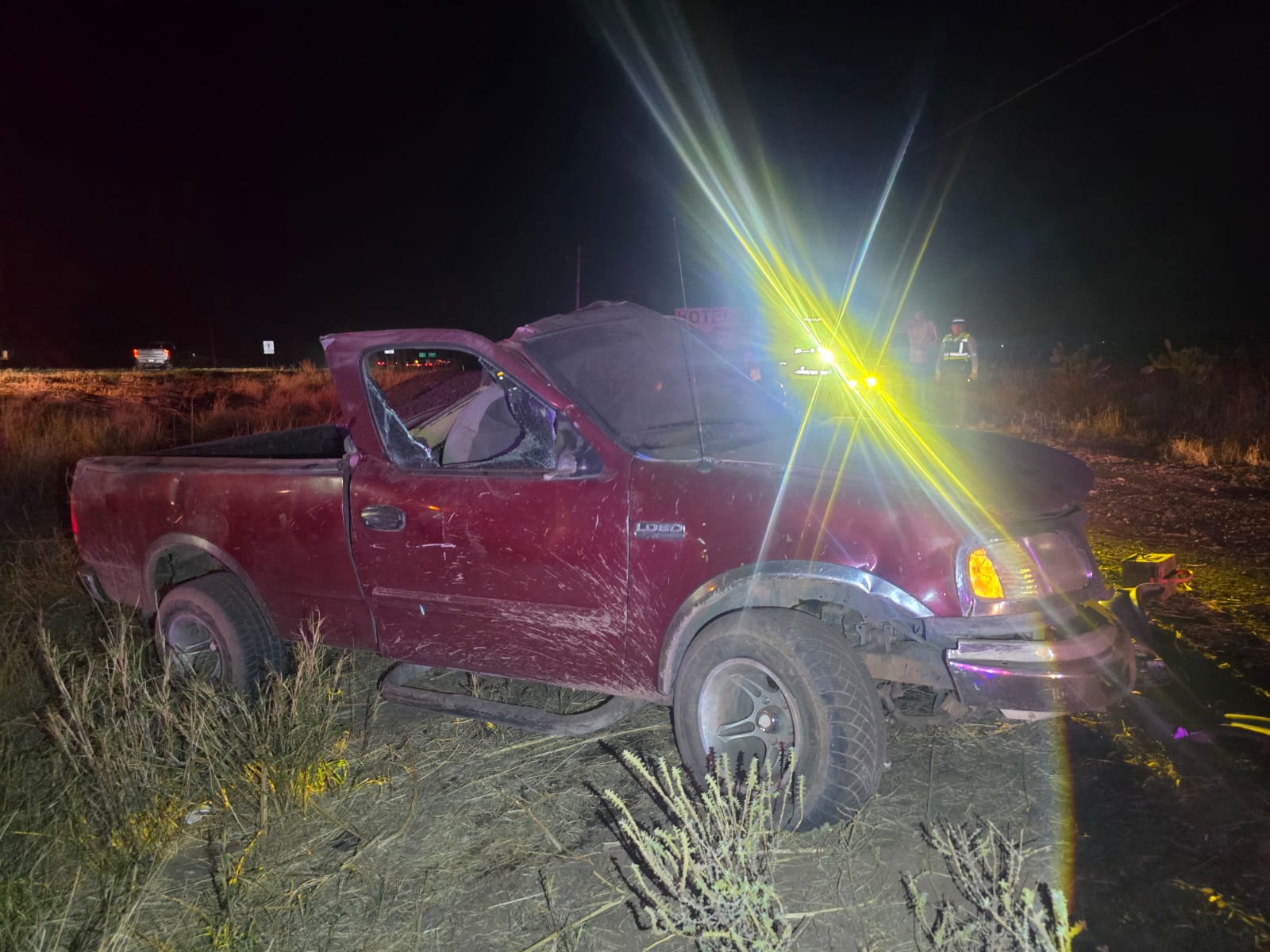 ???? ¡DEJA LA LOBO ABANDONADA! ???? Aparatosa volcadura en la carretera Meoqui; el conductor huyó.