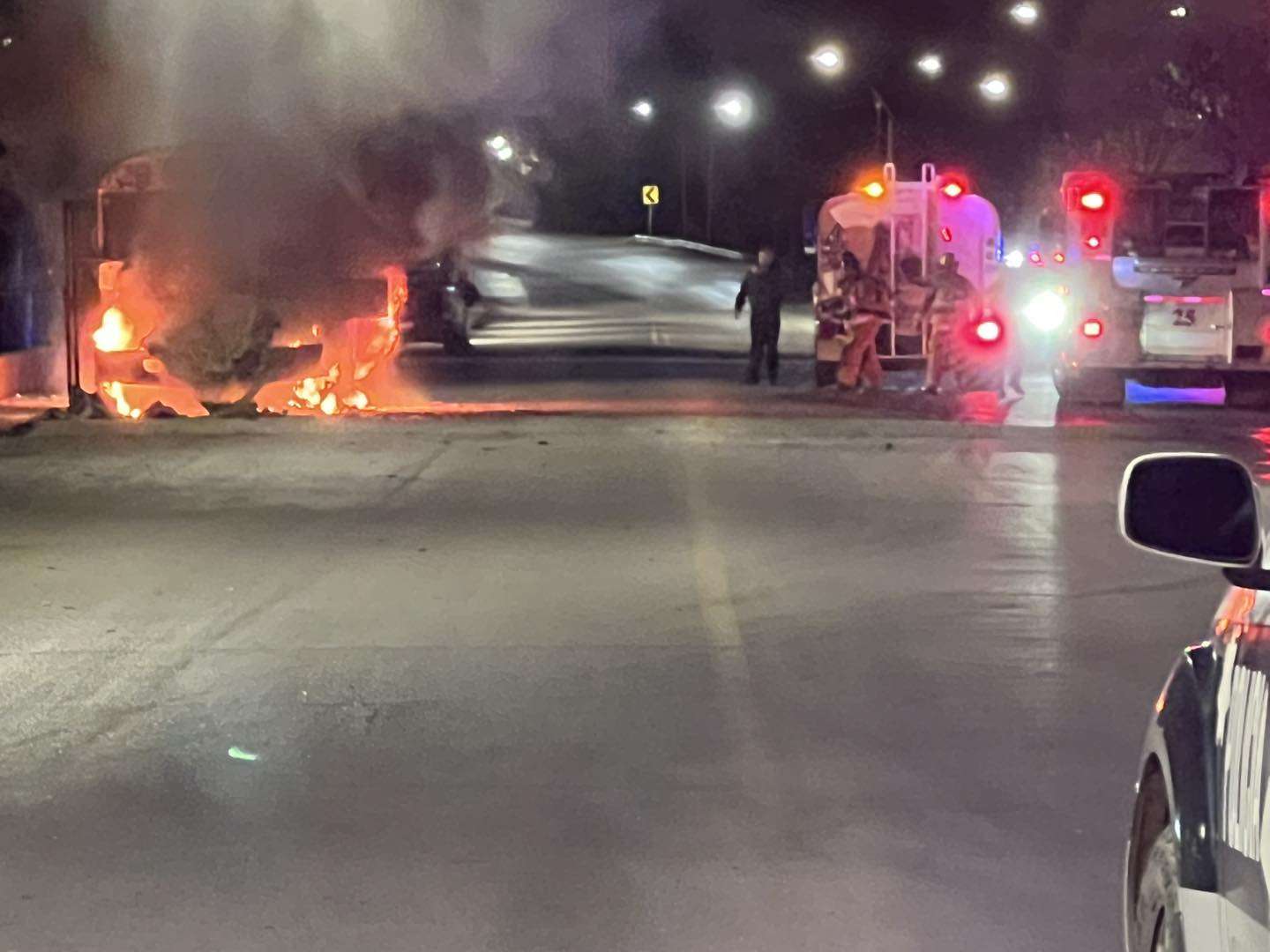 ???? ¡MADRUGADA DE TERROR! ???? Comando armado incendia camión y desata el caos. ????