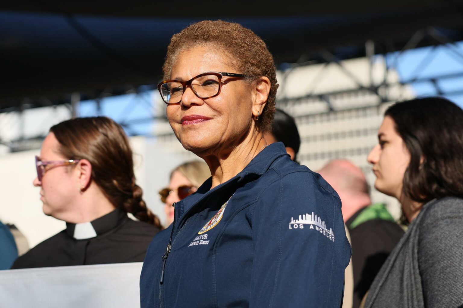 Alcaldesa de Los Ángeles firma orden ejecutiva que prohíbe a ICE usar propiedades públicas