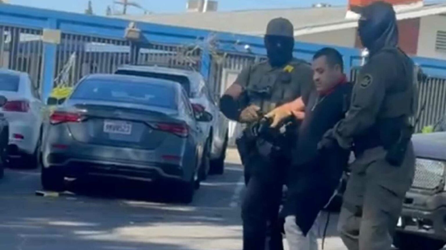 Agentes migratorios irrumpen en una iglesia de Los Ángeles y corretean a feligrés