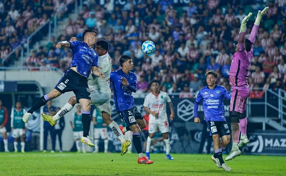 Chivas derrota al Mazatlán y continua invicto en la Liga MX