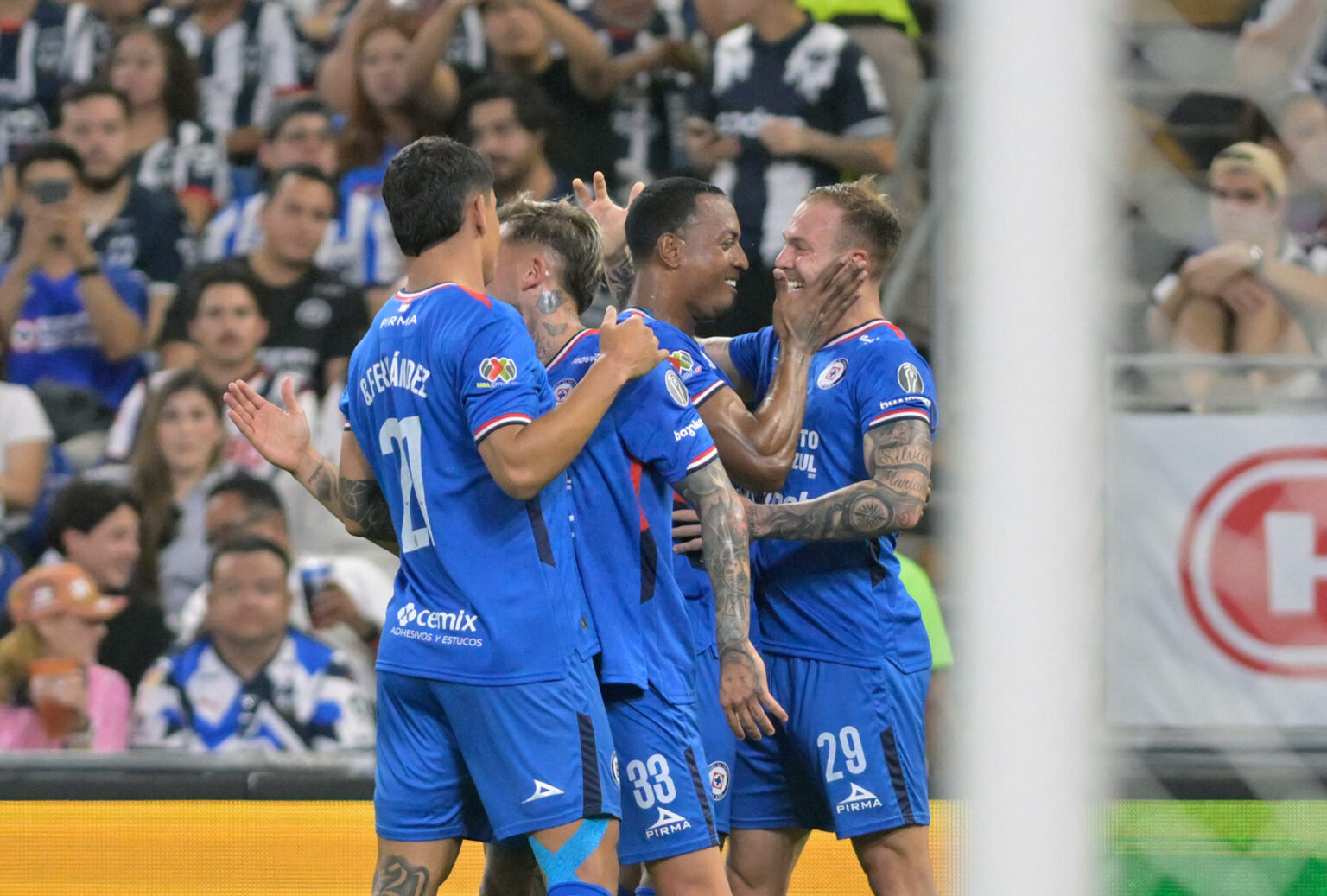 Cruz Azul se impuso con autoridad a Rayados y es el nuevo líder de la Liga MX