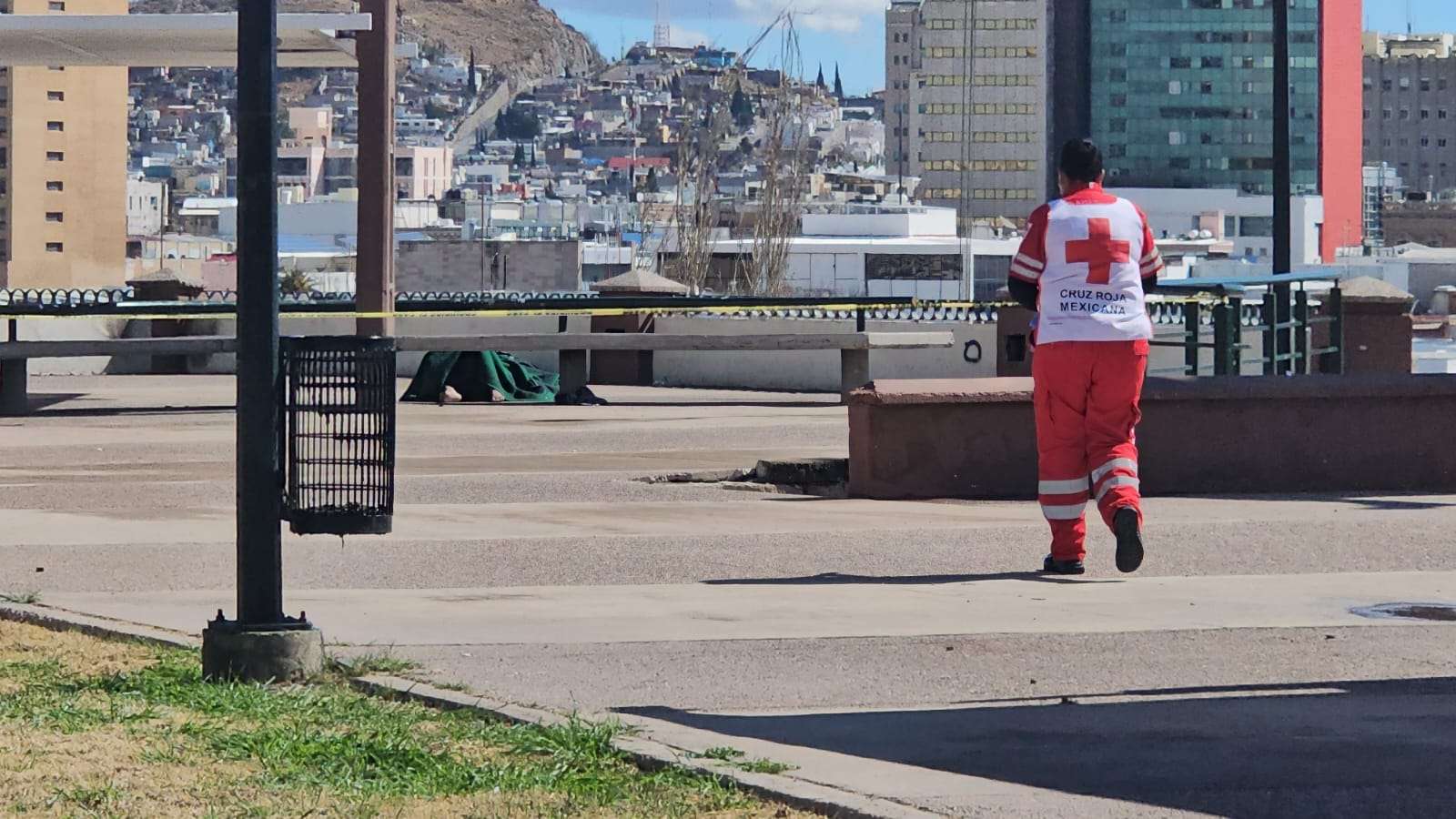 ¡MACABRO HALLAZGO JUNTO A LA ESTATUA! ???? Localizan a hombre sin vida en pleno parque; la zona está sitiada