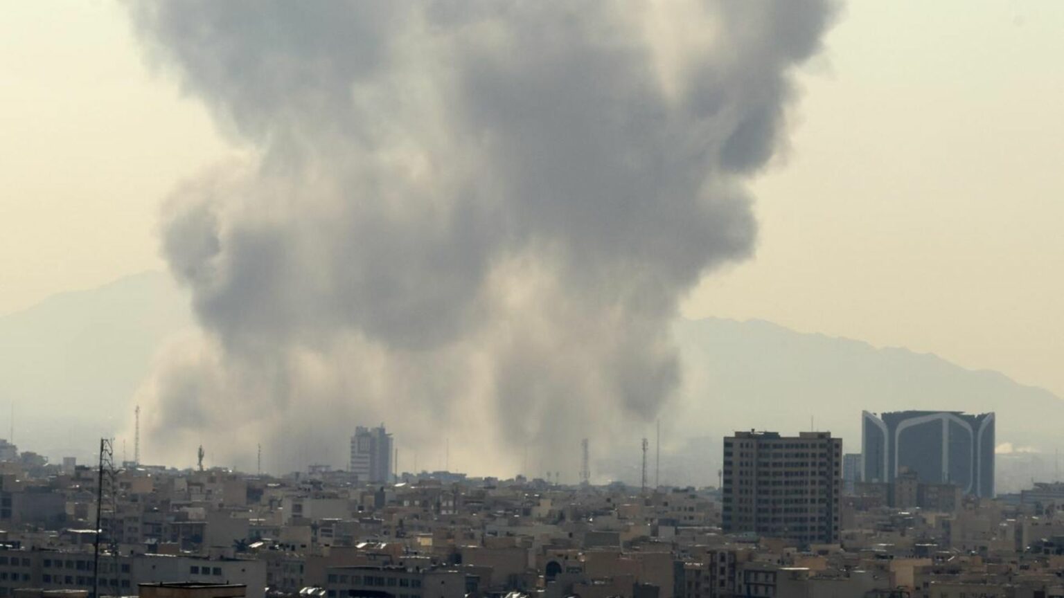 ???? ESTADOS UNIDOS E ISRAEL BOMBARDEAN IRÁN ???? Irán responde atacando países de la región