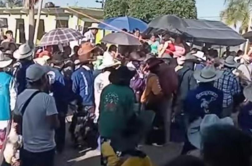 Carnaval de Xaltepuxtla desata controversia por decapitación de gallinas