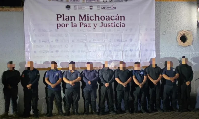 Detienen a mando y 10 policías en Michoacán por participar en bloqueos tras caída de ‘El Mencho’