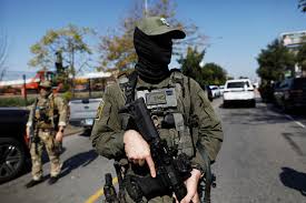 ¡MÁXIMA INDIGNACIÓN! ???? «Cinco disparos, siete agujeros»: Revelan crueles mensajes de agente tras balear a mujer