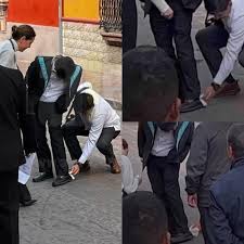 ¡INDIGNANTE! ???? Captan a Ministro de la Suprema Corte mientras una mujer le limpia los zapatos de rodillas
