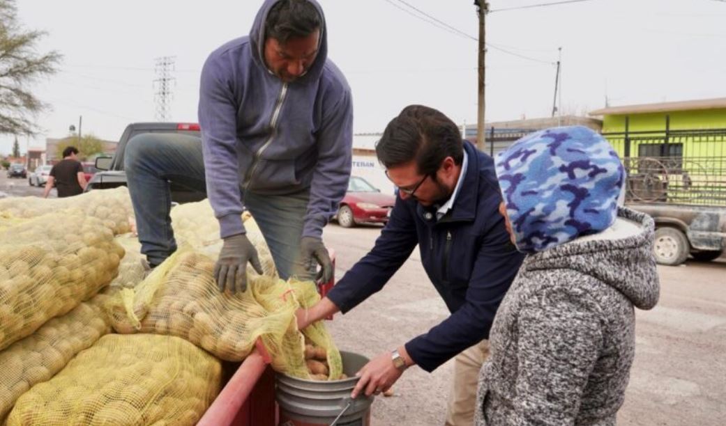 Lleva regidor Mario Mata apoyos alimentarios a colonias rurales de Delicias