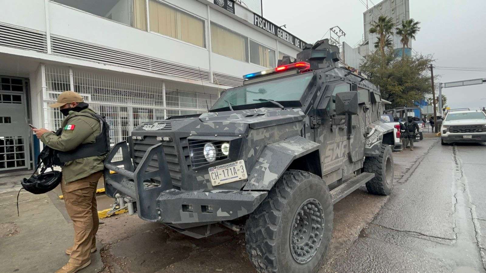 Blindan oficinas de la FGR por sujetos arrestados con arsenal en Guachochi