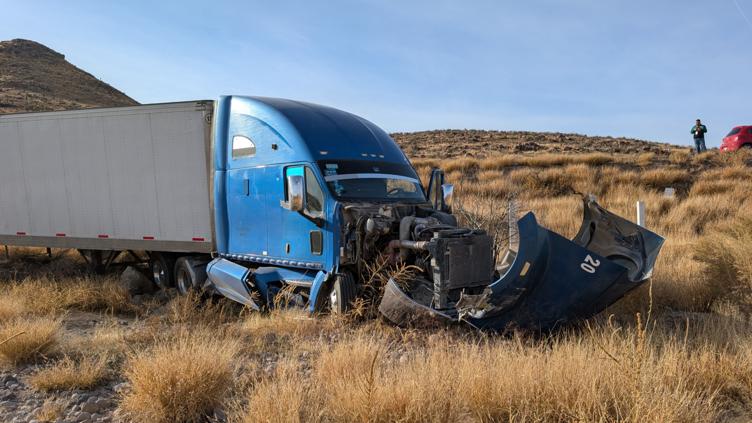 Tráiler se salió de la carretera a Delicias y cayó a un desnivel profundo