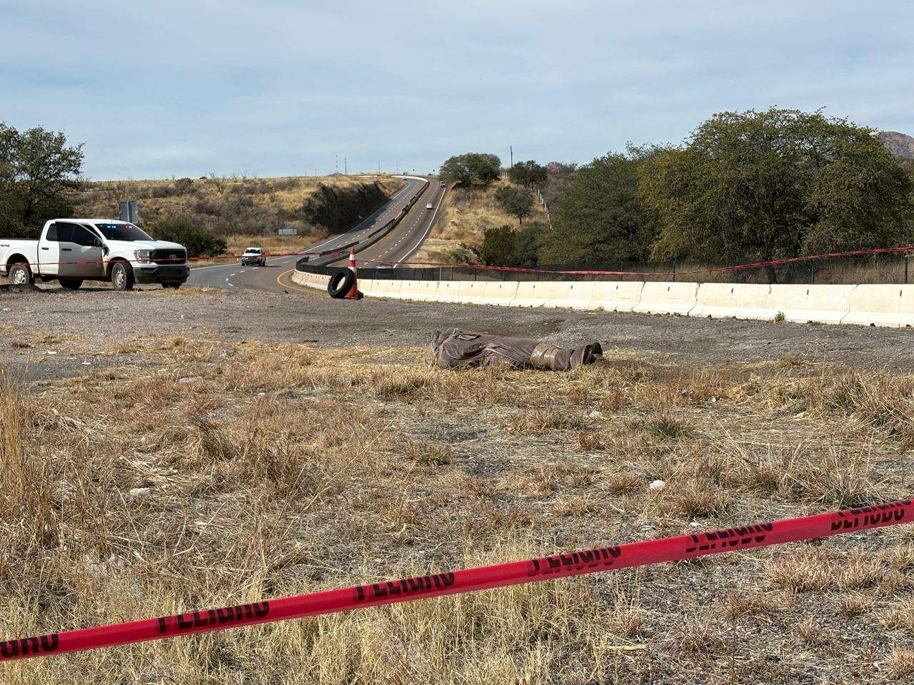 ¡OTRO MÁS! ???? Localizan cuerpo «encobijado» y encintado a la orilla de la carretera; fuerte movilización