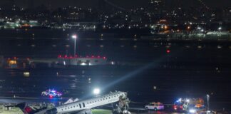 TRAGEDIA AÉREA: Revelan video del momento exacto del choque de avión contra camión de bomberos; mueren los dos pilotos