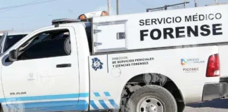 ¡MENSAJE MORTAL EN EL PECHO!: Hallan cuerpo con cartulina clavada en pleno porche; el texto incluía un dibujo