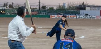 Realiza alcaldesa lanzamiento inaugural en la Liga de Béisbol Regional 2026