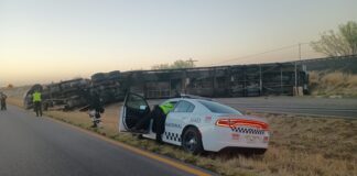 Caen autos de agencia tras volcadura de madrina en la 45; daños serían millonarios
