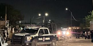 ¡DOBLE EJECUCIÓN! Sicarios irrumpen en vivienda y acribillan a dos hombres; uno quedó en la calle