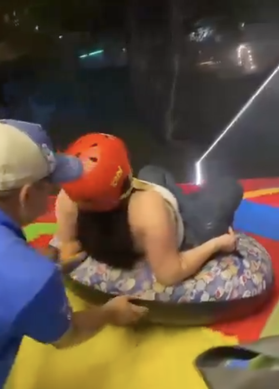 ¡TRAGEDIA EN EL TOBOGÁN! Joven de 28 años pierde la vida tras salir disparada de atracción extrema