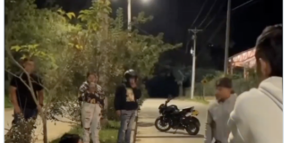 ¡CINTARAZOS EN PLENA CALLE! Padre encuentra a su hijo en carreras ilegales y le da una tunda