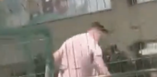 Ofreció un dulce a una niña… minutos después su padre regresó con un cuchillo y lo mató