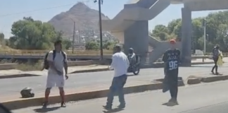 ¡FURIA AL VOLANTE EN LA SACRAMENTO!: Captan pelea a golpes entre conductor de Versa y motociclista