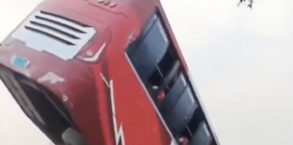 ¡IMÁGENES TERRORÍFICAS!: Autobús cae al río con 50 pasajeros; captan momento exacto de la tragedia