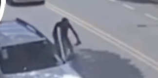 ¡POR NO ESPEJEAR!: Mujer abre puerta de su auto y lanza a ciclista bajo las ruedas de otro vehículo