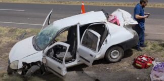 BEBÉ SE SALVA DE MILAGRO: Aparatosa volcadura en la carretera deja tres lesionados