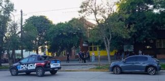¡MASACRE EN LA ESCUELA!: Alumno de 15 años saca escopeta de su mochila y acribilla a sus compañeros en pleno izado de bandera