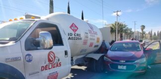 Pipa de gas le cierra el paso a un Cavalier y chocan, daños por más de 40 mil pesos
