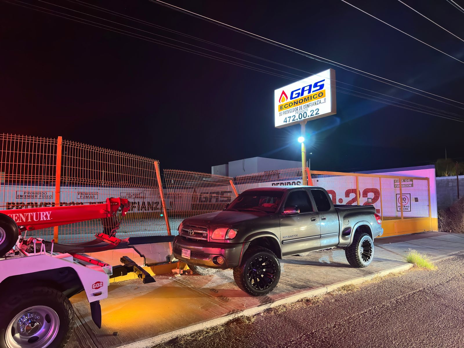 Choque contra barda y malla de gasera en la Vicente Guerrero deja daños por 40 mil pesos