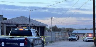 ¡CON LAS MANOS ATADAS! Acribillan a hombre en calles de Juárez; sicarios huyeron en vehículo con escalera