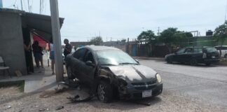 ¡FUERTE CHOQUE CONTRA VIVIENDA!: Dio «volantazo» para no chocar y terminó derribando poste de CFE; hay una mujer atendida