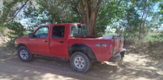 TRES CUERPOS EN UNA PICKUP: Hallan camioneta con cadáveres frente a carril de caballos